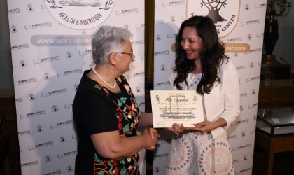 Eleni Zotou of Golden Tree Olive Oil receiving her award from Dr. Magda Tsolaki 